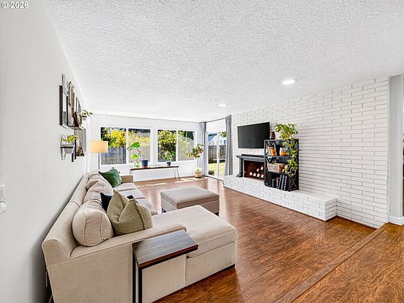 3rd image of 33898 NE Prairie St