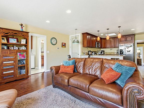 5th image of 4056 Charles St