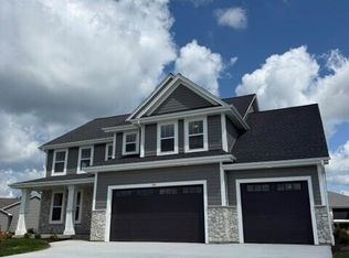 490 Talbots Woods Dr, Dousman, WI 53118
