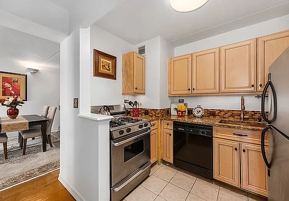 3rd image of 220 Manhattan Ave APT 6K