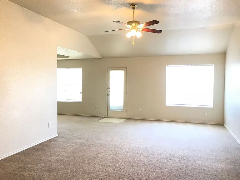 3401 Driftwood Dr — Photo 3