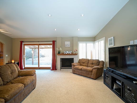 4th image of 1079 Robertson Dr