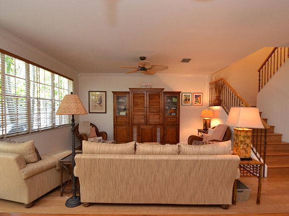 4th image of 115 Venetian Dr APT K
