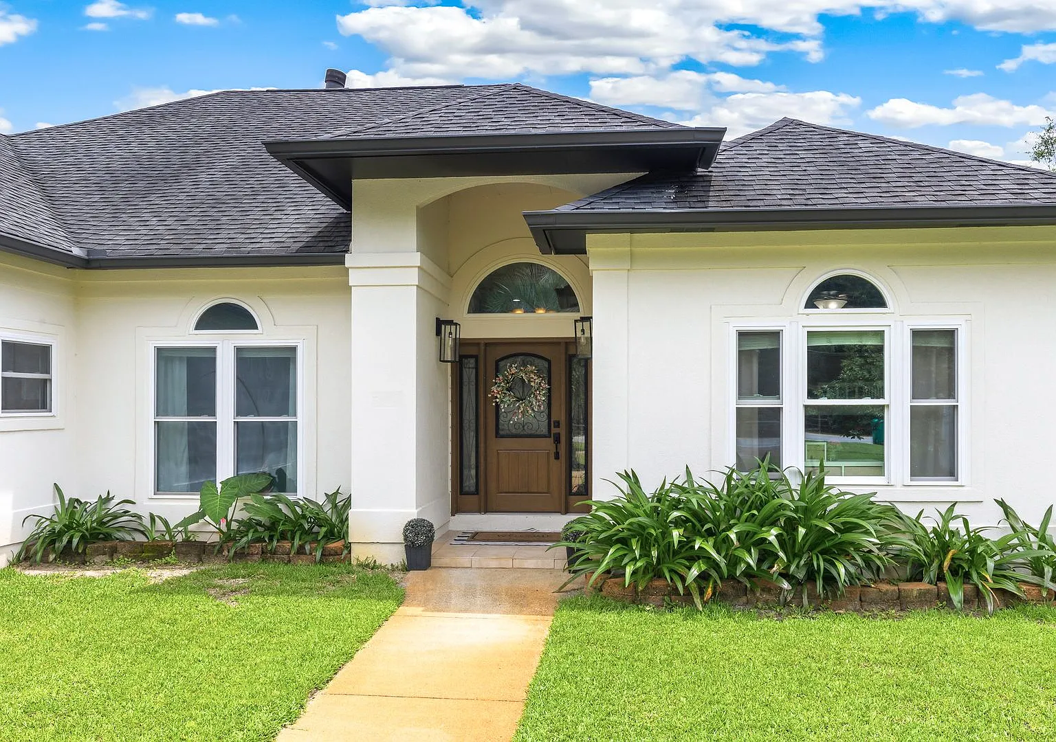 Beautiful 3+ bedroom home with screened pool enclosure and lots of parking! — Photo 3