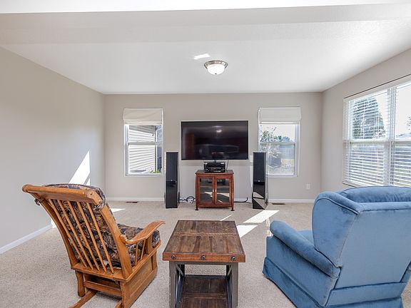 5th image of 511 SW Springfield Dr