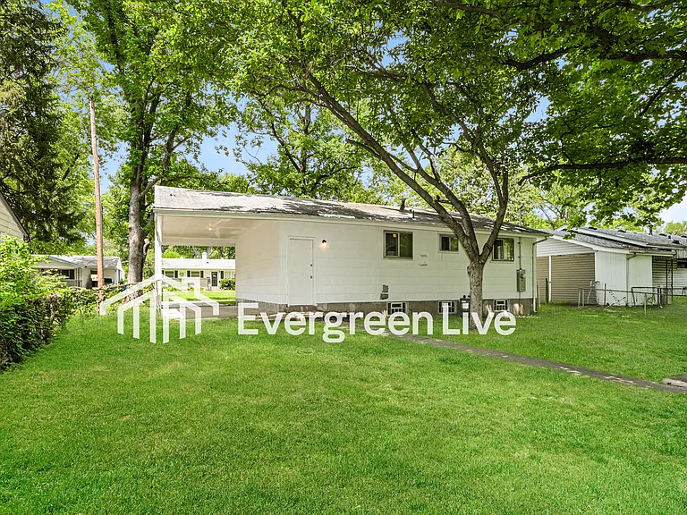 1860 Shirlene Dr — Photo 14