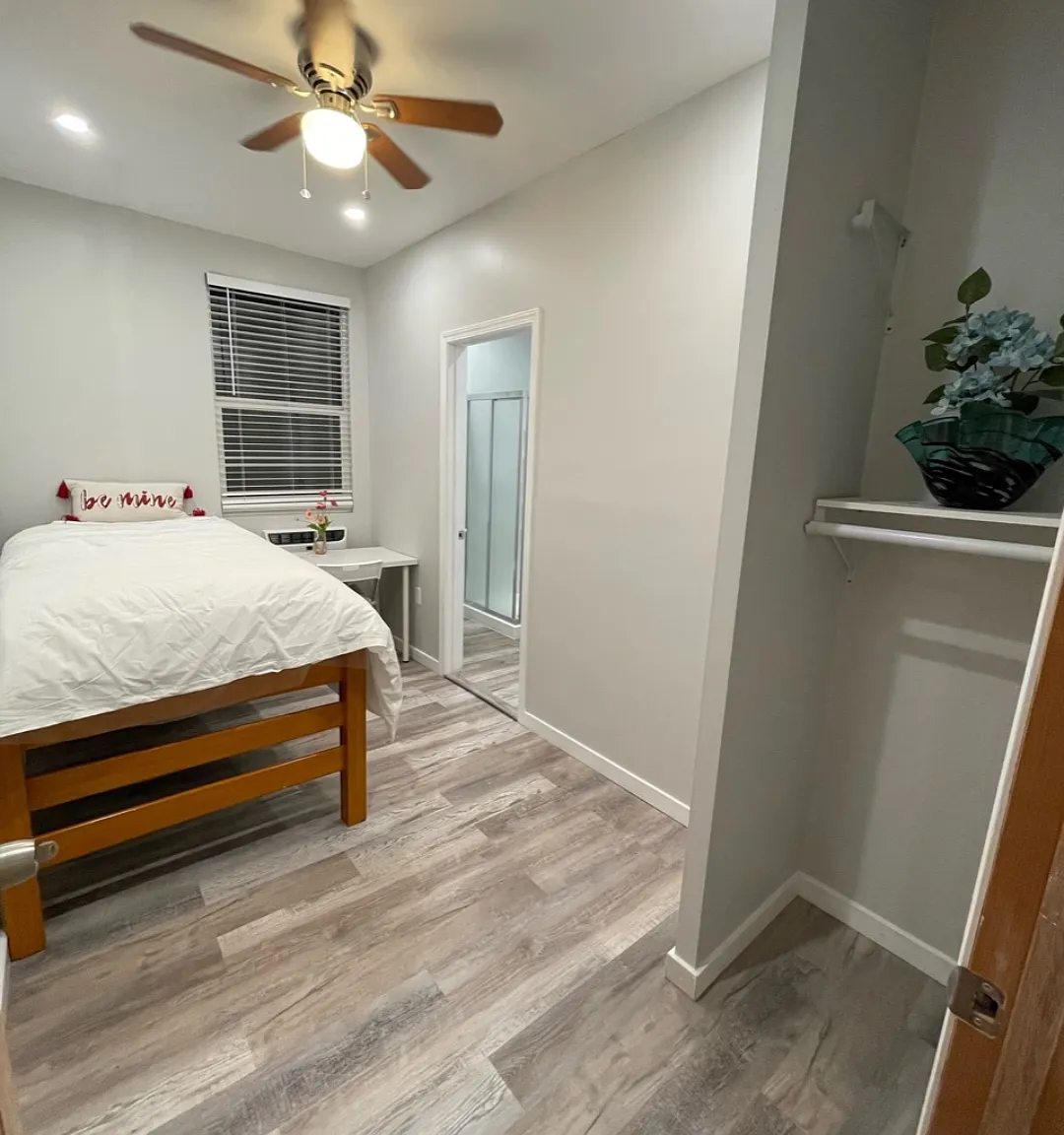 10 bed, 2200 sqft, $780 — Photo 1