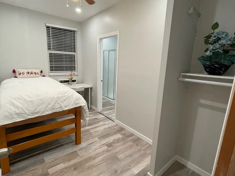 1250 1/2 Leighton Ave