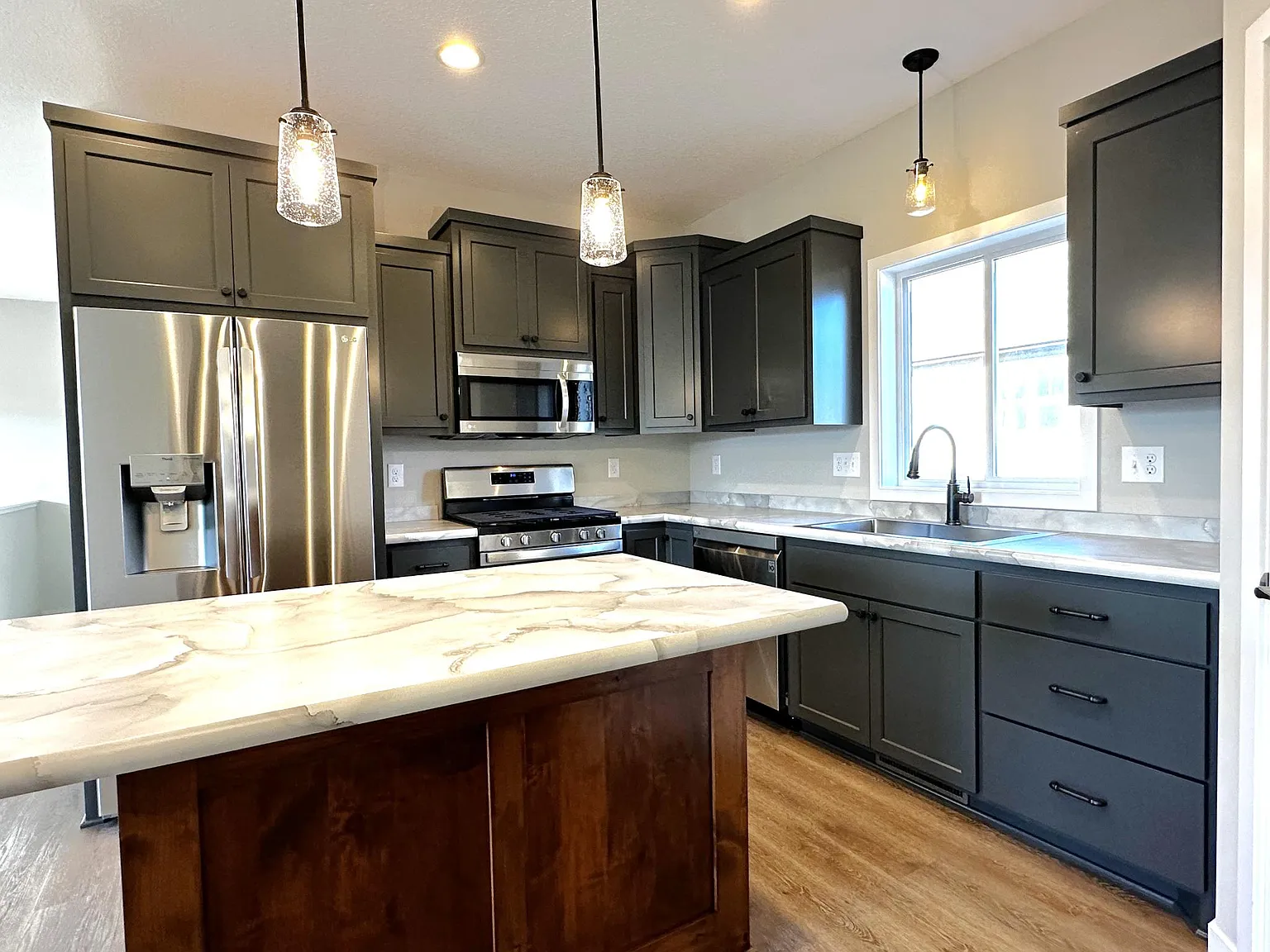 4 bed, 2230 sqft, $2,600 — Photo 3