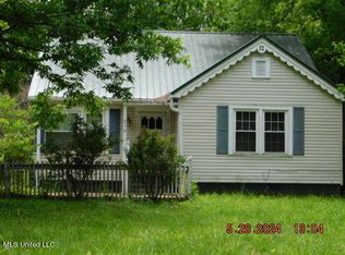 216 East St, Batesville, MS 38606