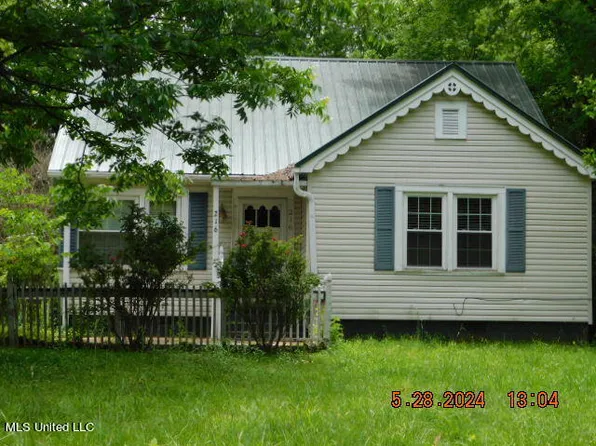216 East St, Batesville, MS 38606