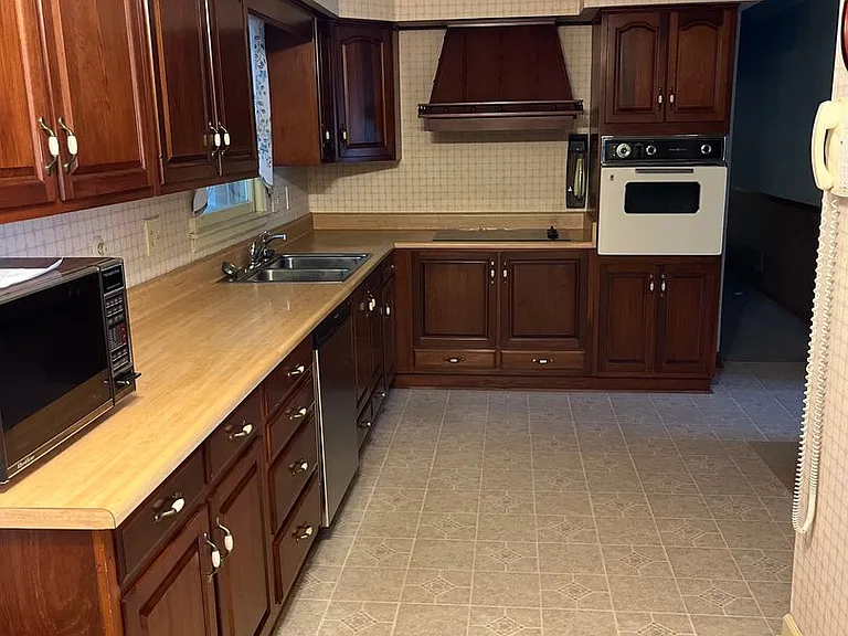 6 Kingsbury Rd — Photo 1