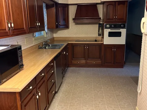 6 Kingsbury Rd, Greenville, SC 29617