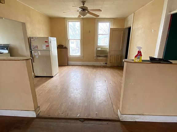 4th image of 609 E 3rd St