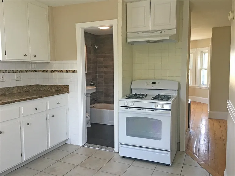 643 Saratoga St #3 — Photo 8