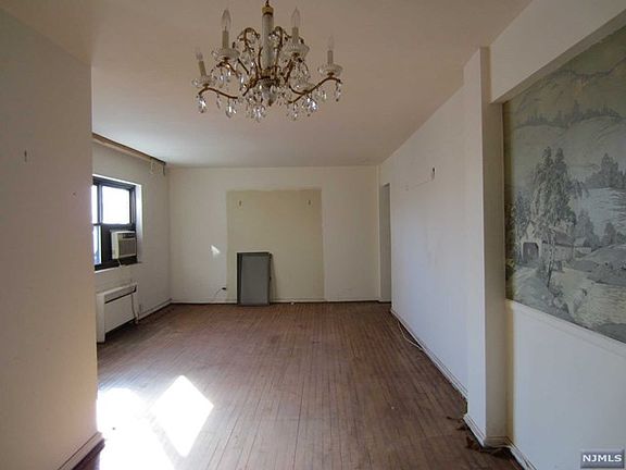 5th image of 401 Park Pl APT 4C