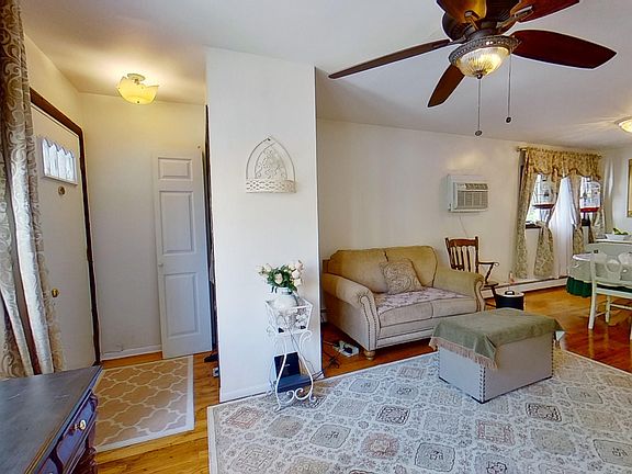4th image of 138 Fanning St