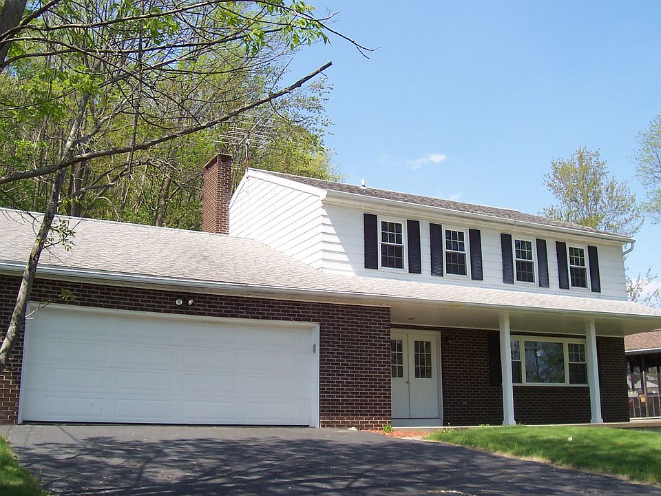 1st image of 924 Sarah Ln