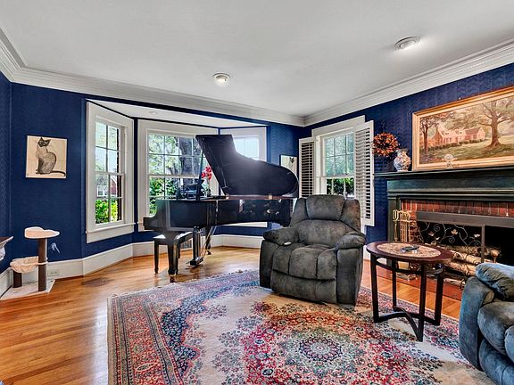 4th image of 305 E Hillcrest Dr
