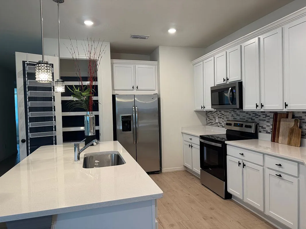 4 bed, 2.0 bath, 2009 sqft, $3,250 — Photo 4