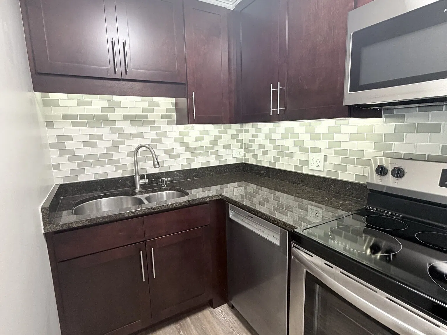 Charming One Bedroom Near Downtown Downers Grove — Photo 3