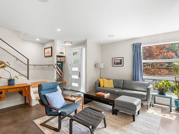 4th image of 1704 Coronation Ave