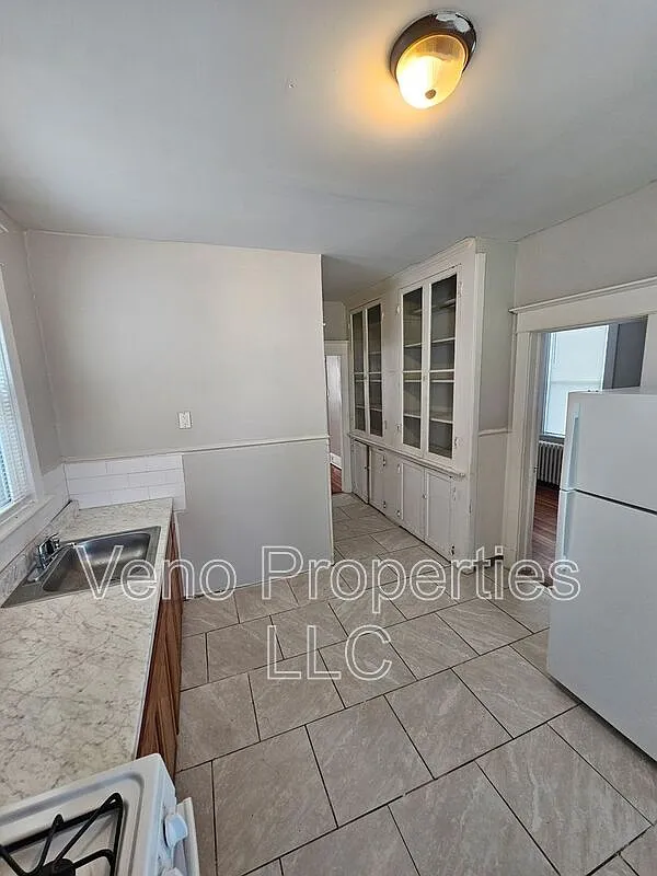 3 bed, 1.0 bath, $1,650 — Photo 3