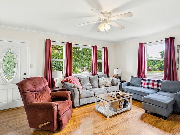 3rd image of 216 Crescent Ln