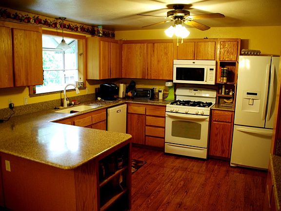 3rd image of 264 SE Kramer Dr