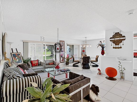 4th image of 10247 N Circle Lake Drive #102