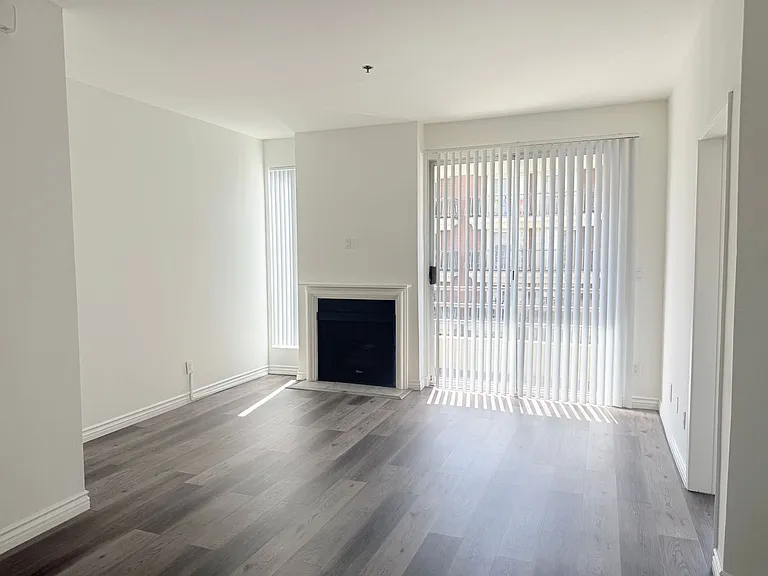 8715 Burton Way - Urban Feel Charming 2 bed 2 bath — Photo 12