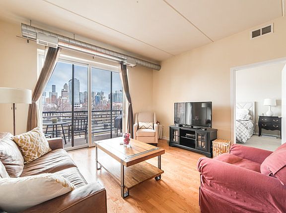2nd image of 873 N Larrabee St APT 404