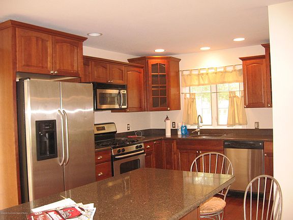 3rd image of 688 Sussex Ct