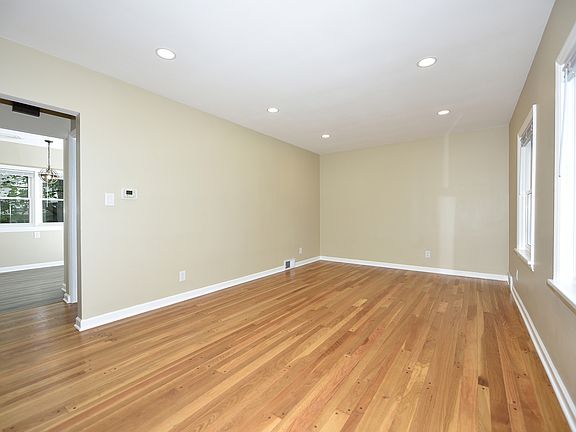 4th image of 502 Manchester Rd