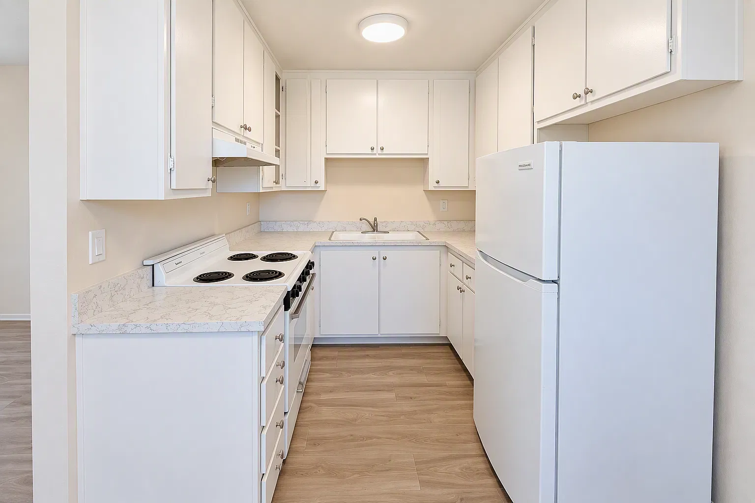 917 E Gutierrez St — Photo 4