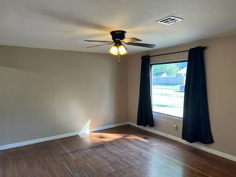 1122 N Flood Ave — Photo 5
