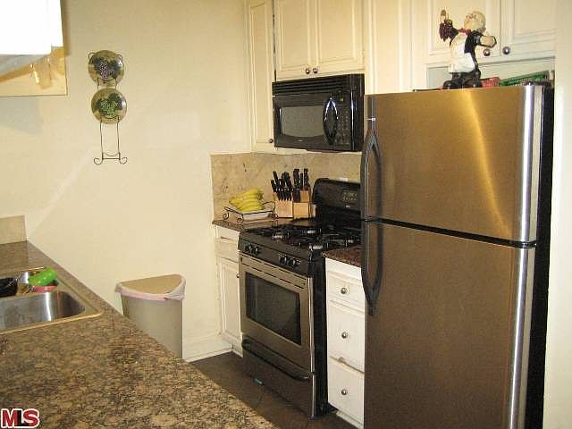 1st image of 7045 Woodley Ave Unit 105