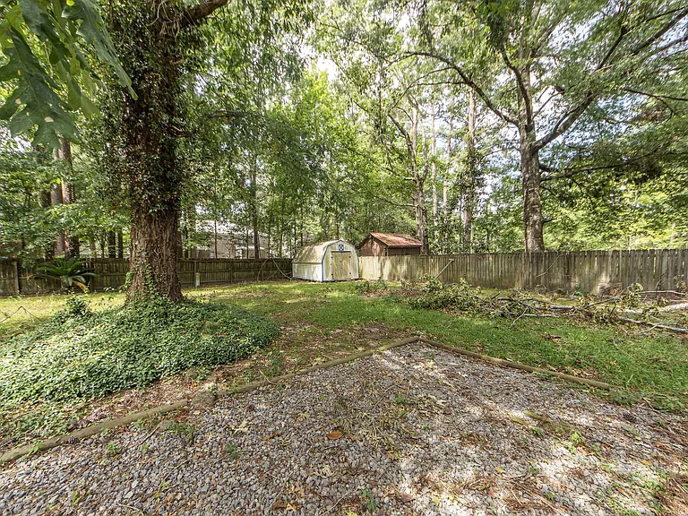 305 Chessington Cir — Photo 33