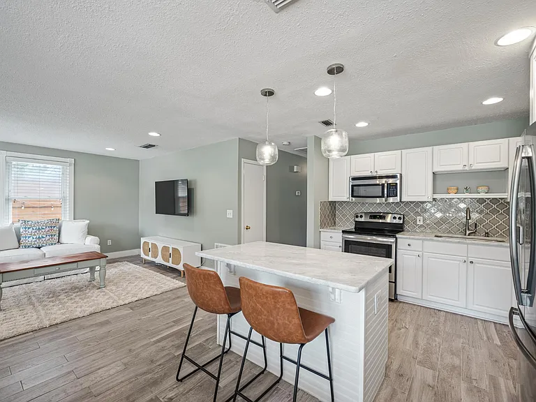 537 Margaret St — Photo 11