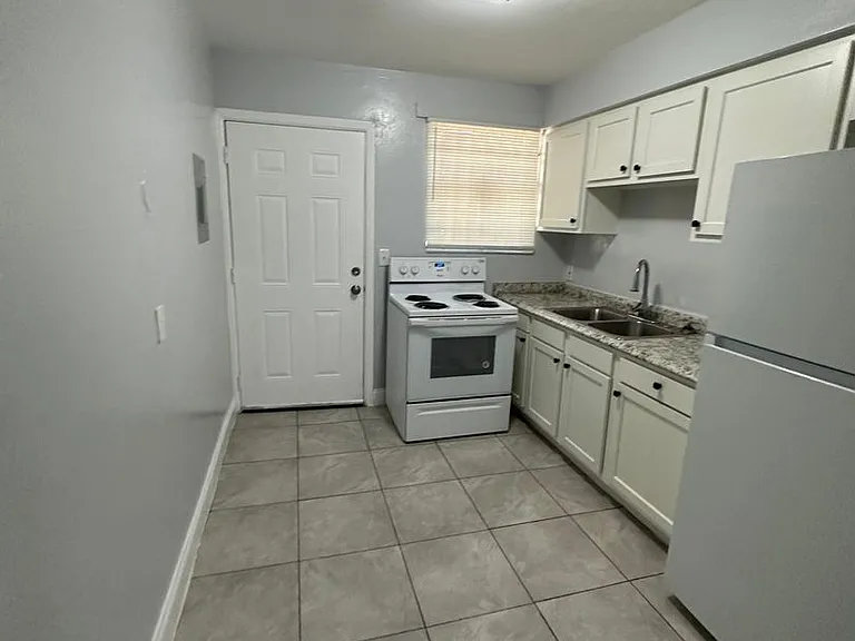 1625 W 26th St — Photo 37