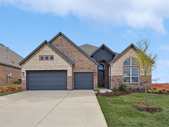 2nd image of 521 Carriage Hill Rd