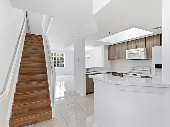 5th image of 785 SW 148th Avenue #1402