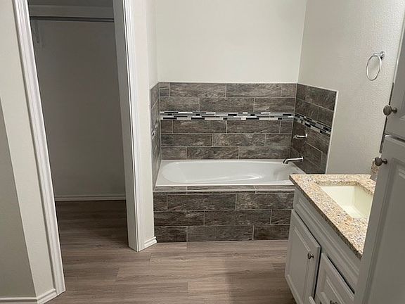 5th image of 106 W Ave S