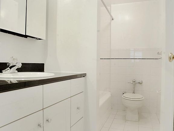3rd image of 320 E 58th St APT 2D