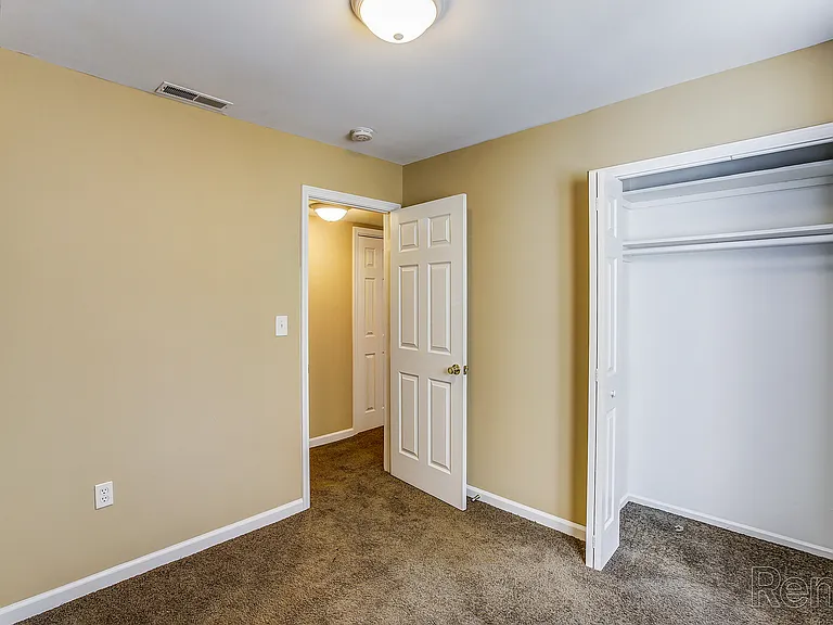 Bloomfield Apartments — Photo 8