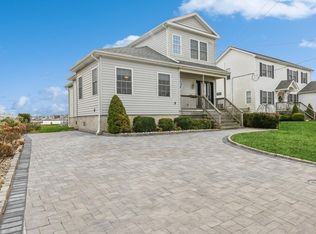 6 E Lincoln Ave, Massapequa, NY 11758