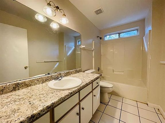 5th image of 1012 Redbud Ave