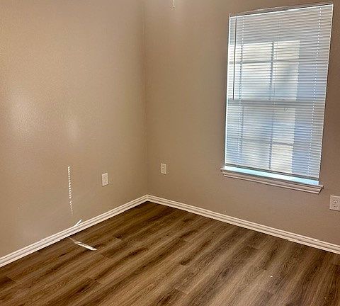 3rd image of 1654 W Woodcraft Rd