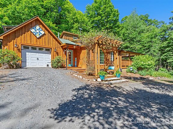 4th image of 210 Robinhood Way S