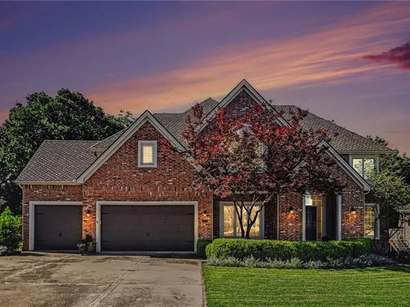 8033 Clearwater Dr, Parkville, MO 64152